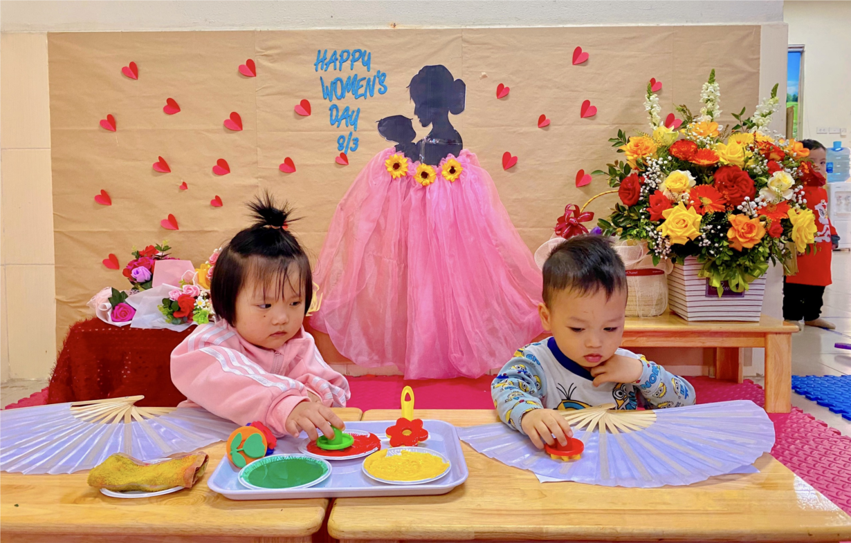 Lớp D2 vui trải nghiệm làm quạt