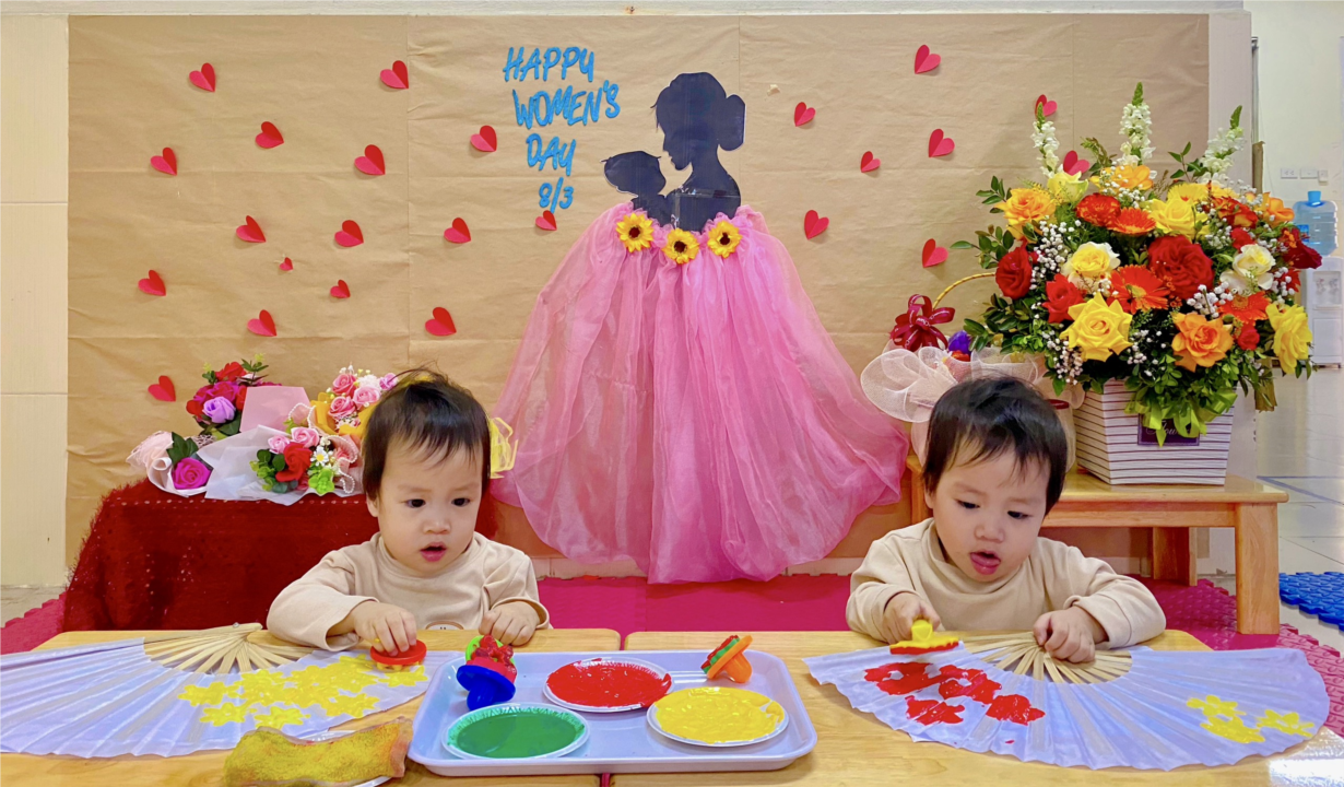 Lớp D2 vui trải nghiệm làm quạt