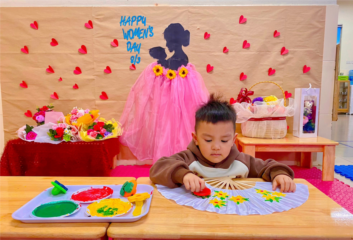 Lớp D2 vui trải nghiệm làm quạt