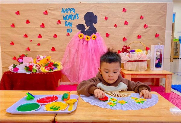 Lớp D2 vui trải nghiệm làm quạt