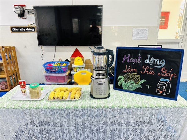 Các bé lớp C1 cùng tham gia hoạt động làm sữa ngô.