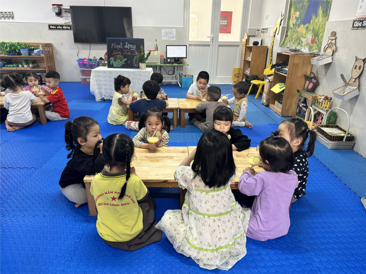 Các bé lớp C1 cùng tham gia hoạt động làm sữa ngô.