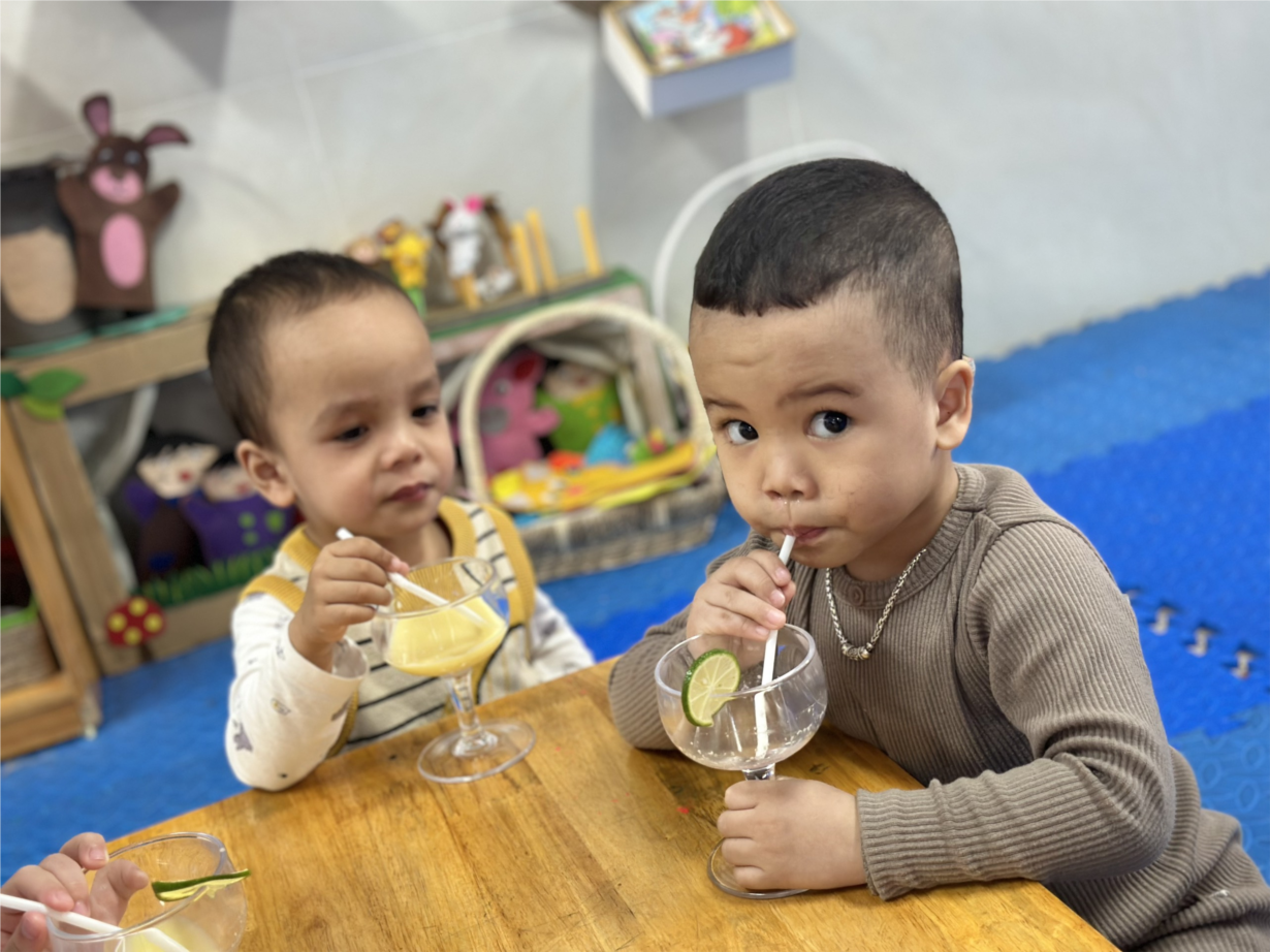 Các bé lớp C1 cùng tham gia hoạt động làm sữa ngô.