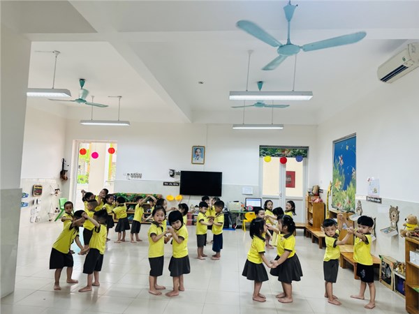 Các bé lớp C1 cùng tham gia các trò chơi dân gian.