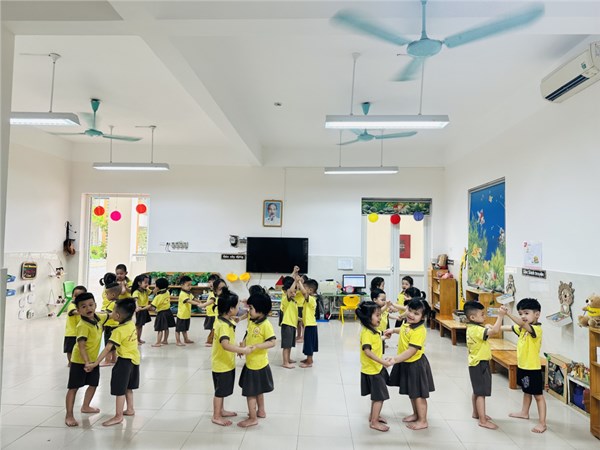 Các bé lớp C1 cùng tham gia các trò chơi dân gian.