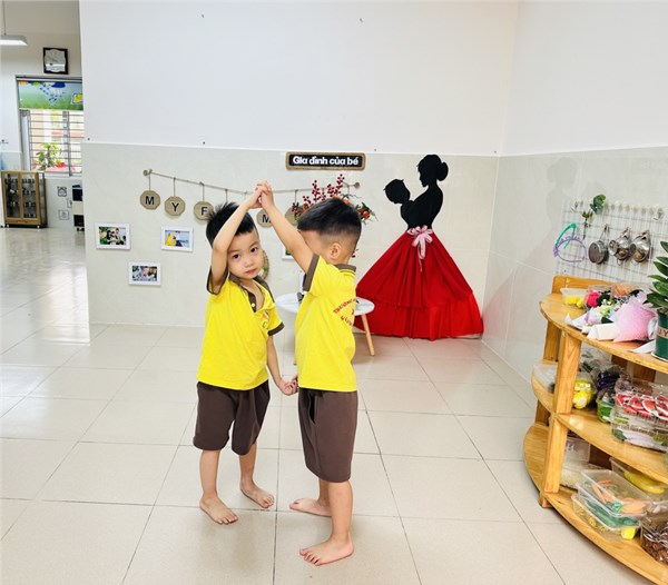 Các bé lớp C1 cùng tham gia các trò chơi dân gian.