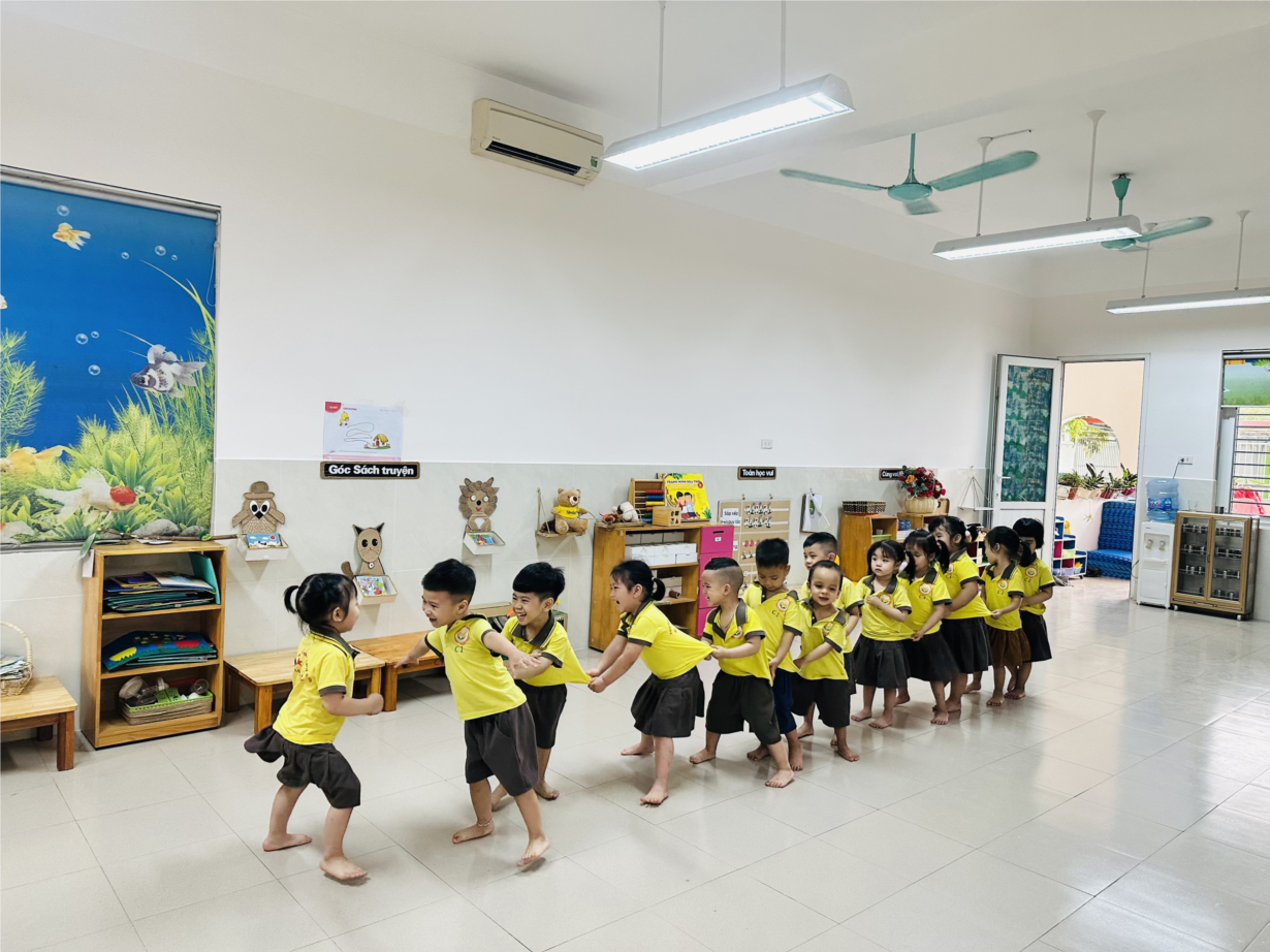 Các bé lớp C1 cùng tham gia các trò chơi dân gian.