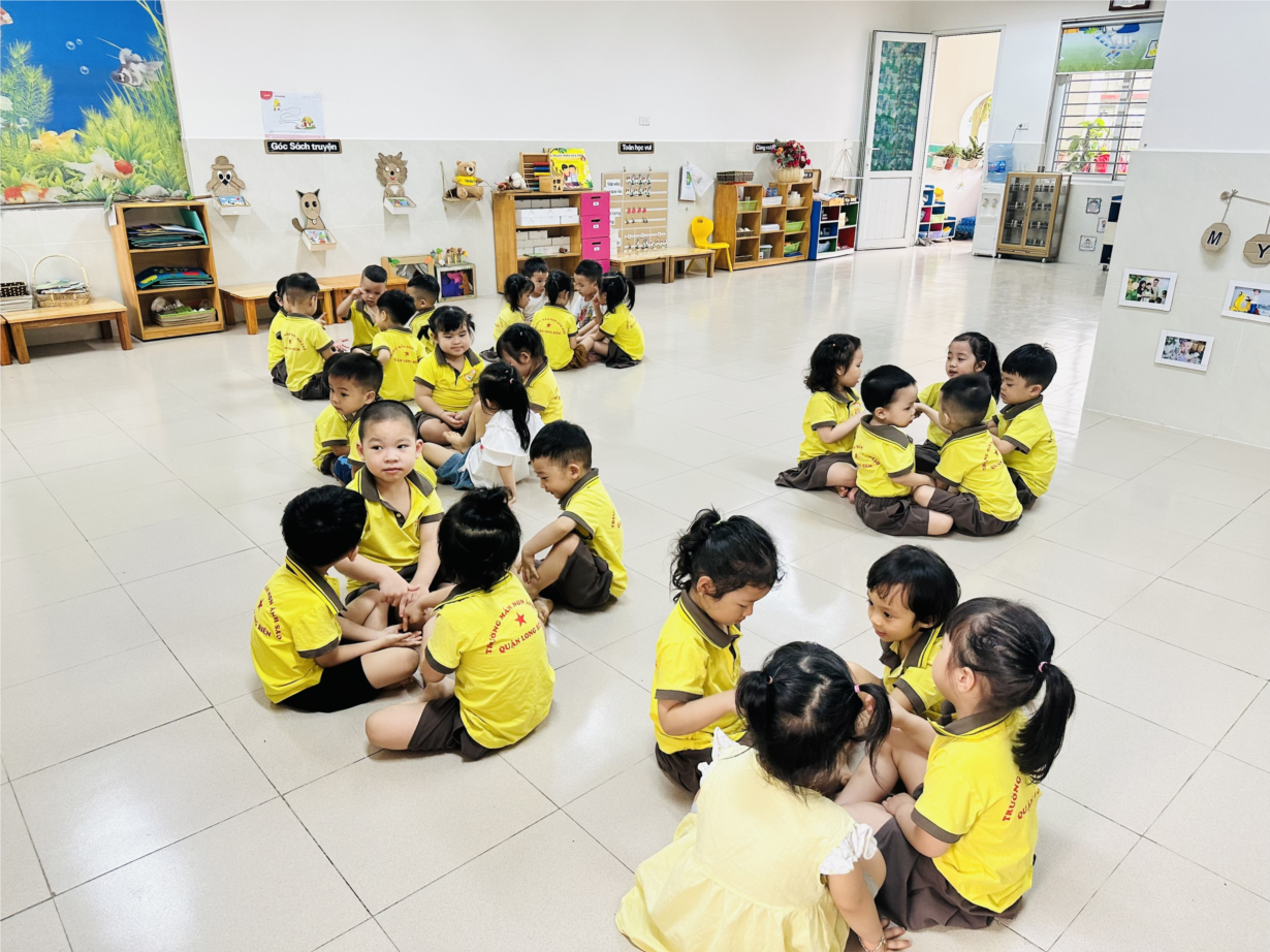 Các bé lớp C1 cùng tham gia các trò chơi dân gian.