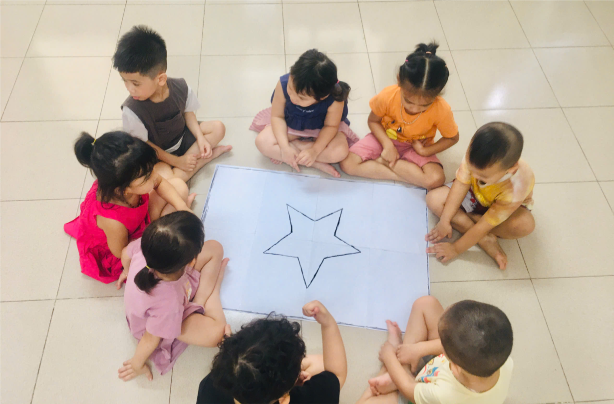 Các bé MGN B4 tô màu lá cờ tổ quốc