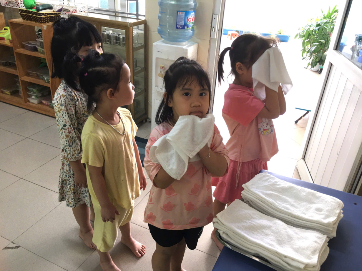 Cùng đến với giờ ăn của các bé lớp B3 nhé!