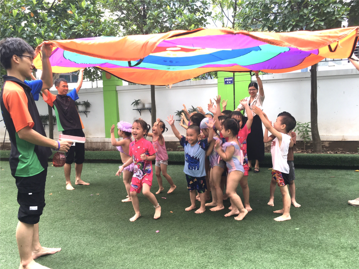 Các bé lớp MGN B3 tham gia  Ngày hội nước  !