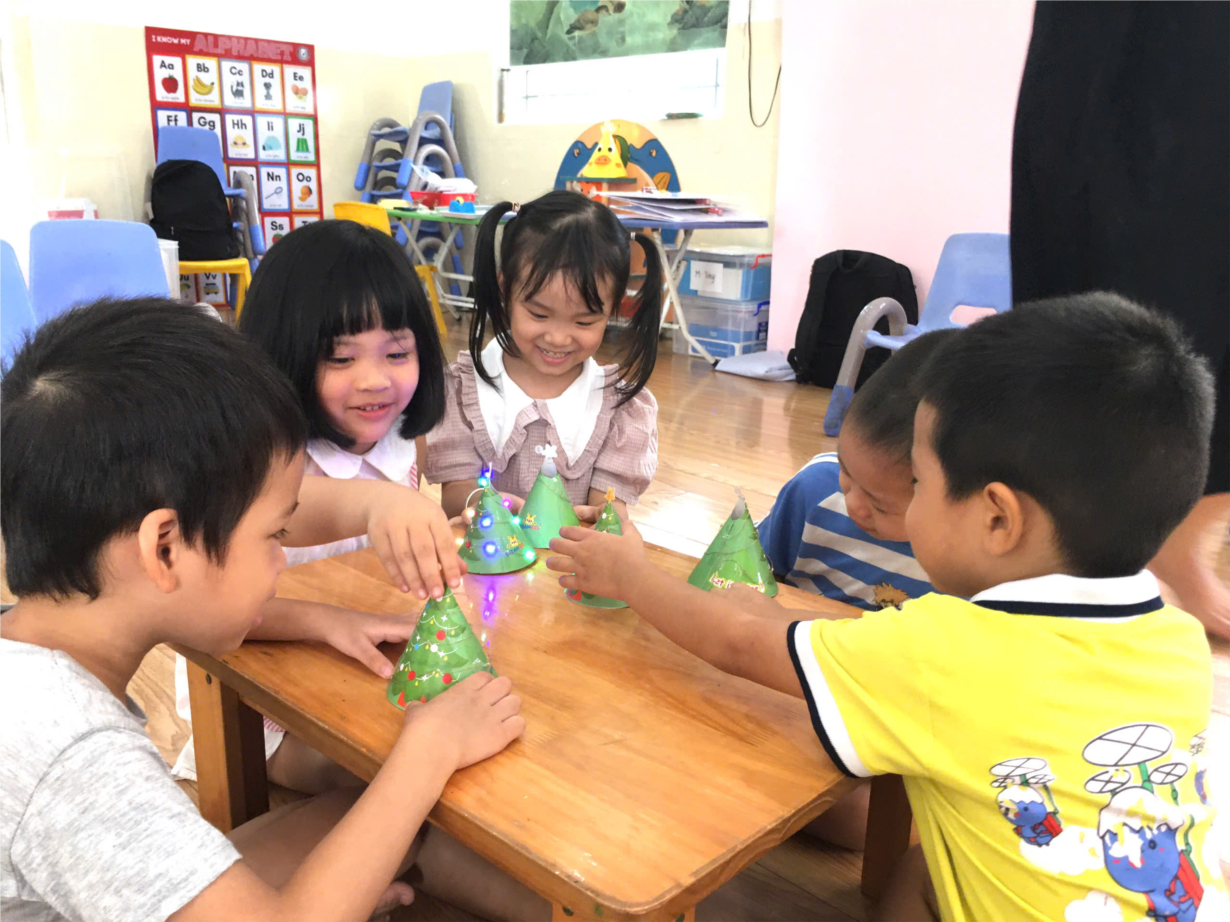 Các bé lớp MGN B3 tham gia buổi học trải nghiệm STEAMKID