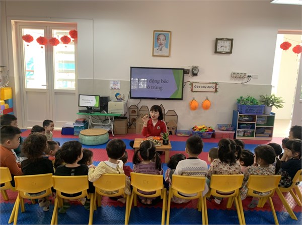 Hình ảnh vắt nước cam của các bé lớp C3