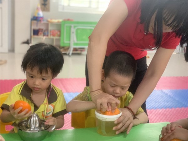 Hình ảnh vắt nước cam của các bé lớp C3