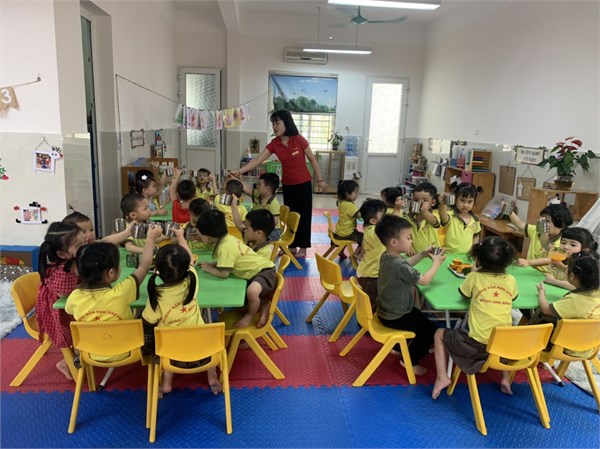 Hình ảnh vắt nước cam của các bé lớp C3