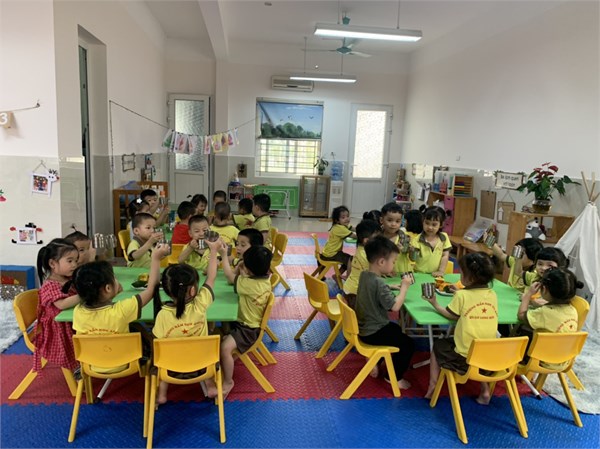 Hình ảnh vắt nước cam của các bé lớp C3