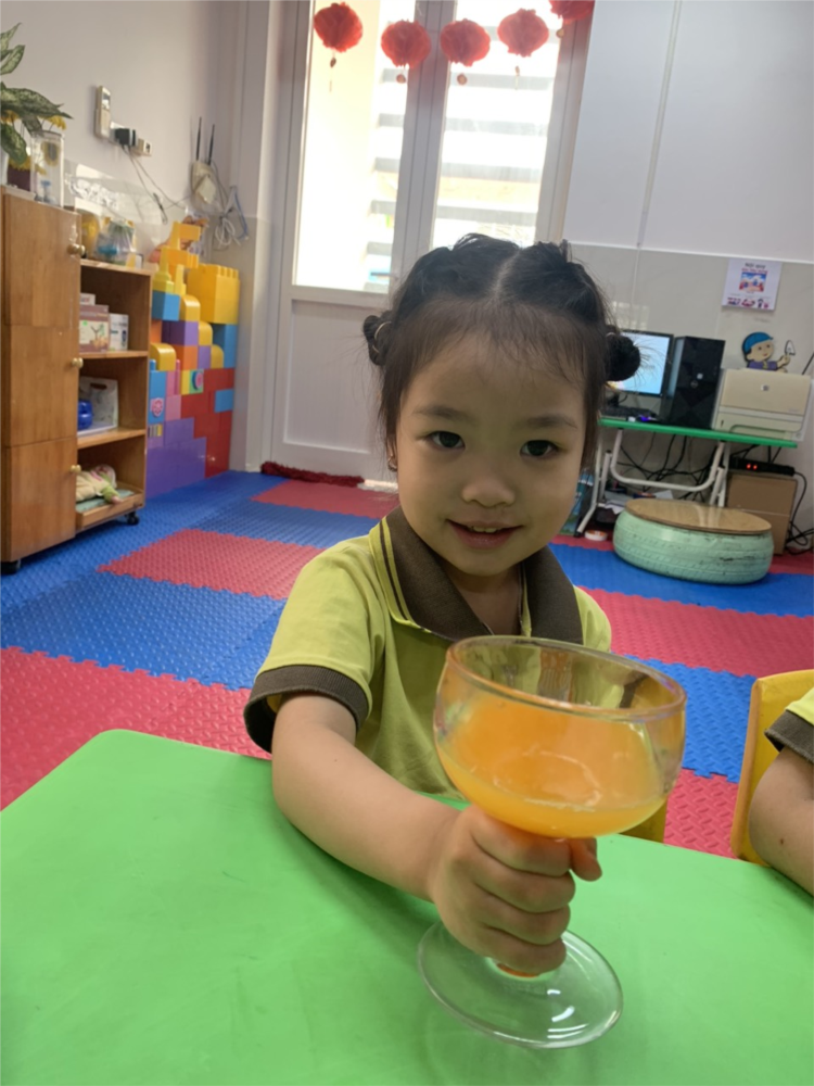Hình ảnh vắt nước cam của các bé lớp C3