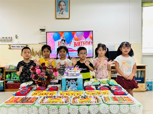 Các bạn nhỏ lớp A2 chúc mừng sn bạn Diệu Linh 