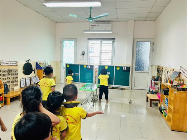 Các bạn nhỏ lớp A2 cùng nhau khám phá về không khí nhé