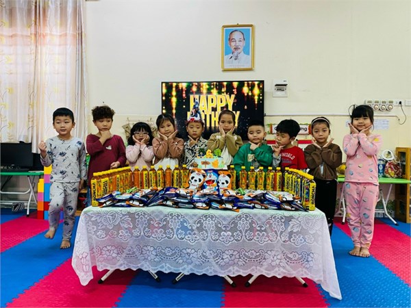 Các bạn nhỏ lớp A2 chúc mừng sn bạn Quang Hải !