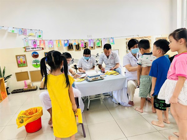 KHÁM SỨC KHỎE LẦN 1 CHO TRẺ LỚP MGL A2 NĂM HỌC 2024- 2025