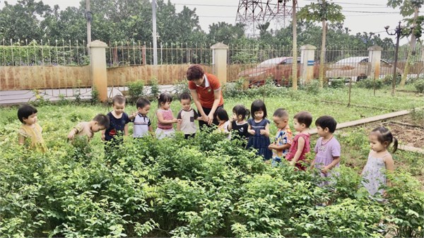 Một số hình ảnh đáng yêu của các bé lớp NT D4 trong giờ HĐNT