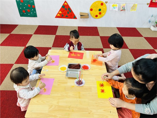 Các bạn nhỏ Nhà trẻ D5 làm thiệp tặng bà, mẹ nhân ngày 8/3