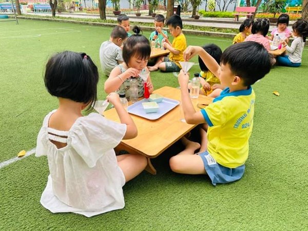 Hoạt động thổi bóng bay của các bạn nhỏ lớp MGN