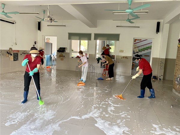 Giáo viên Trường MN Việt Hưng tham gia hỗ trợ, lao động vệ sinh giúp Trường Mn Hoa Phượng khắc phục sau ngập lụt.