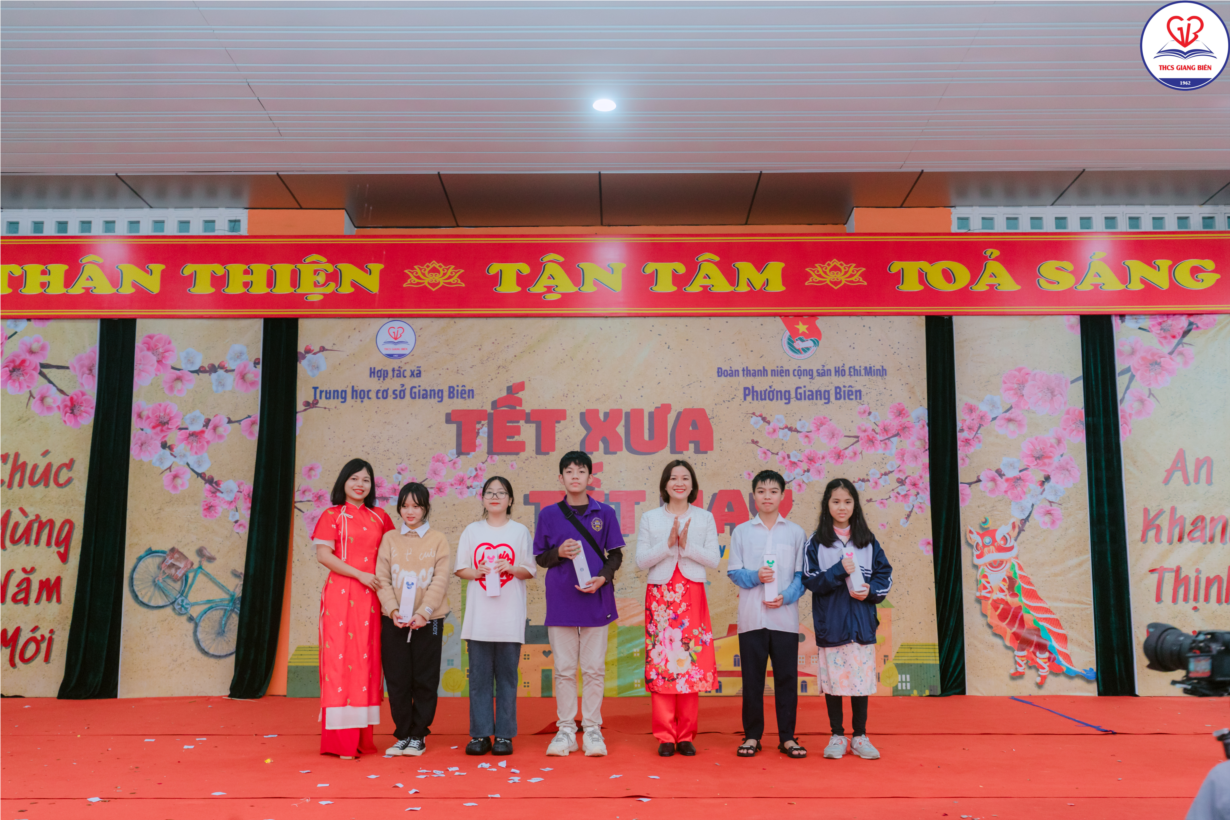 103-trao-giai-ba-bat-tham-may-man_141202414.jpg
