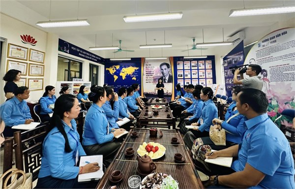 ĐÓN ĐOÀN CÁN BỘ CHỦ CHỐT CÔNG ĐOÀN LÀO