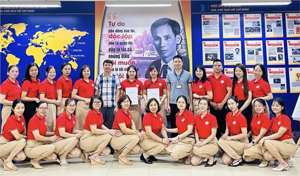 LỄ KẾT NẠP ĐẢNG Đ/C NGUYỄN THỊ THU AN VÀ Đ/C LÊ THỊ THU HIỀN