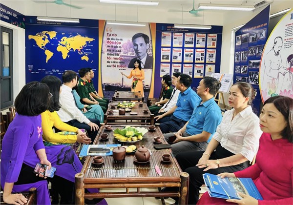 Đón tiếp Đồng chí Phạm Quang Thanh - Ủy viên Đoàn chủ tịch Tổng Liên đoàn Lao động Việt Nam, Thành ủy viên, Chủ tịch Liên đoàn Lao động Thành phố Hà Nội và Đồng chí Đường Hoài Nam - Thành ủy viên, Bí thư Quận ủy, Chủ tịch HĐND quận Long Biên về thăm Không gian Văn hoá Hồ Chí Minh