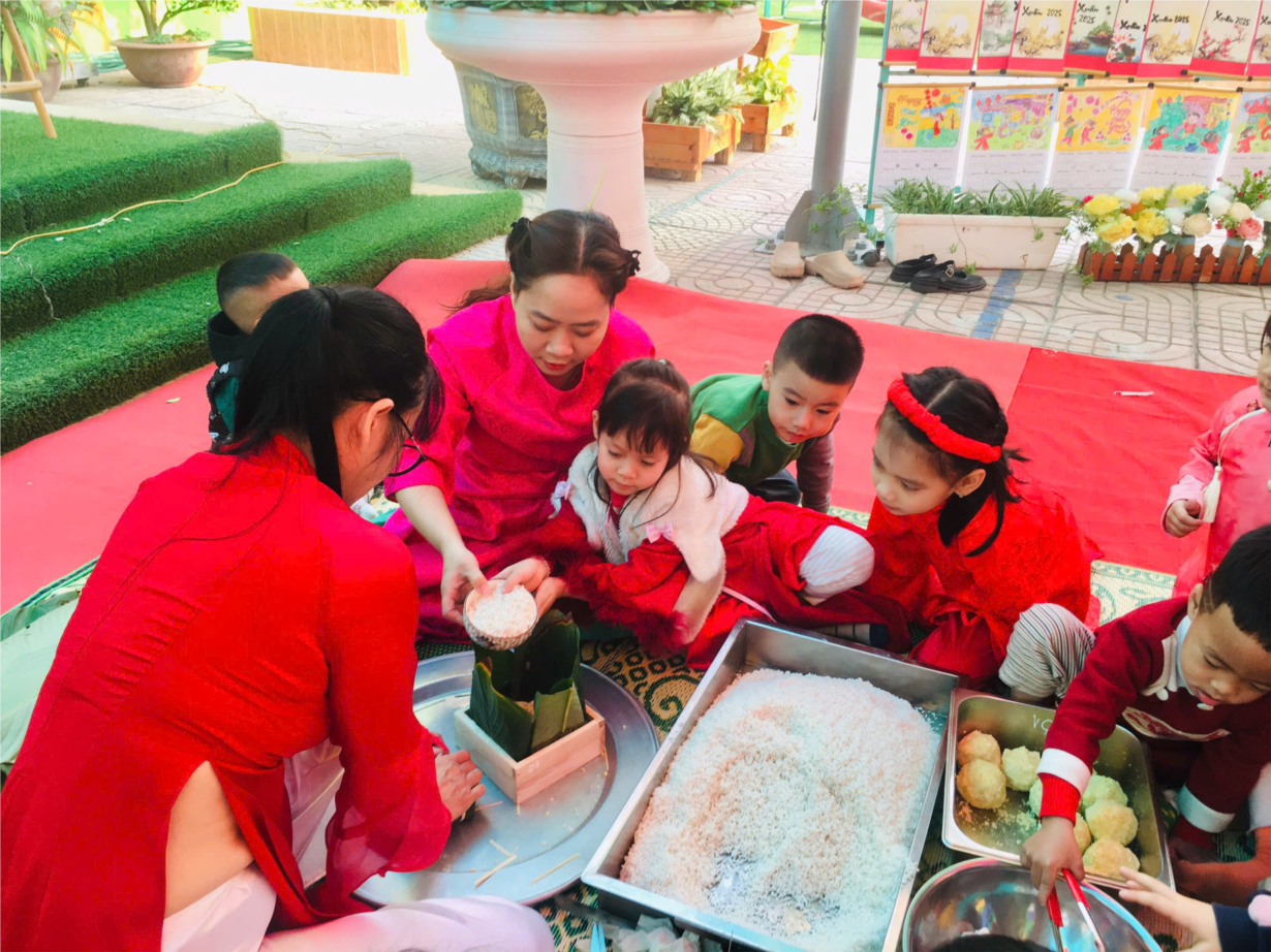 Ảnh đẹp tháng 2: các bé lớp MGN B4 với  Ngày hội gói bánh chưng 