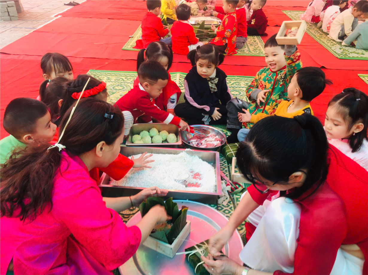 Ảnh đẹp tháng 2: các bé lớp MGN B4 với  Ngày hội gói bánh chưng 