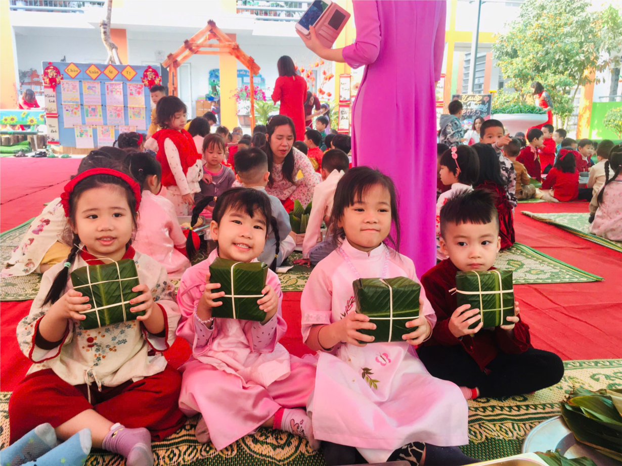 Ảnh đẹp tháng 2: các bé lớp MGN B4 với  Ngày hội gói bánh chưng 