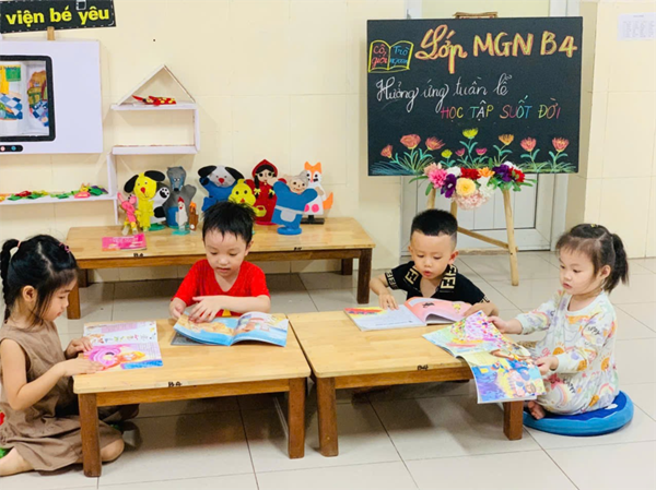 Các bé Lớp MGN B4 đọc sách, làm sách tranh hưởng ứng tuần lễ học tập suốt đời