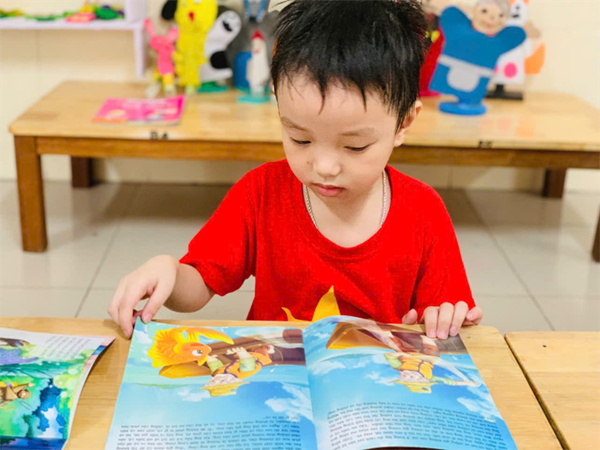 Các bé Lớp MGN B4 đọc sách, làm sách tranh hưởng ứng tuần lễ học tập suốt đời