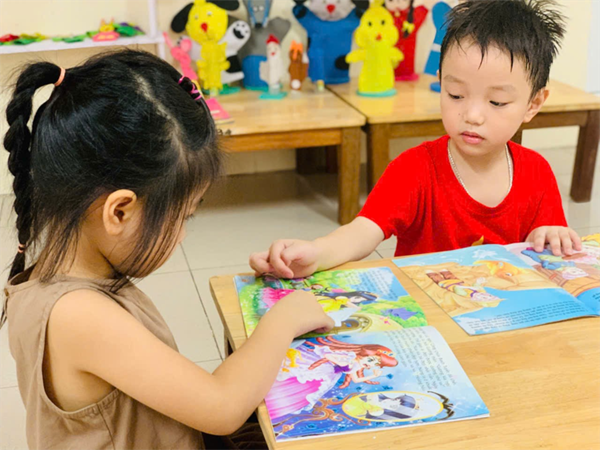 Các bé Lớp MGN B4 đọc sách, làm sách tranh hưởng ứng tuần lễ học tập suốt đời