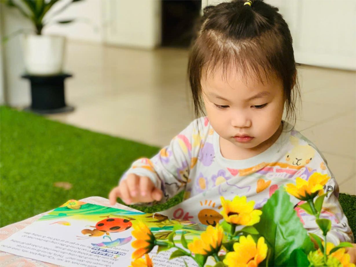 Các bé Lớp MGN B4 đọc sách, làm sách tranh hưởng ứng tuần lễ học tập suốt đời