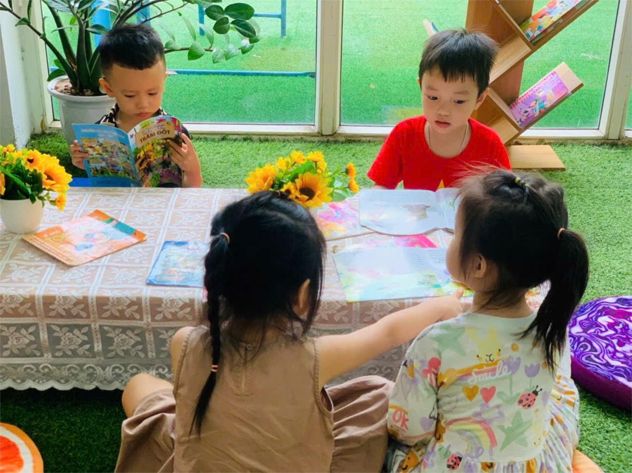 Các bé Lớp MGN B4 đọc sách, làm sách tranh hưởng ứng tuần lễ học tập suốt đời