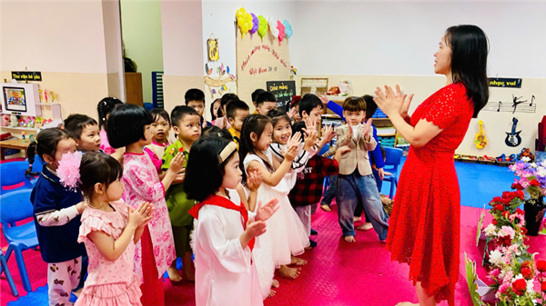 Các bé MGNB4 với tiết học âm nhạc: Dạy hát   Cháu yêu cô chú công nhân . TCAN  Vũ điệu hóa đá 