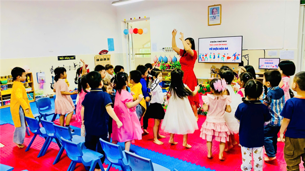 Các bé MGNB4 với tiết học âm nhạc: Dạy hát   Cháu yêu cô chú công nhân . TCAN  Vũ điệu hóa đá 