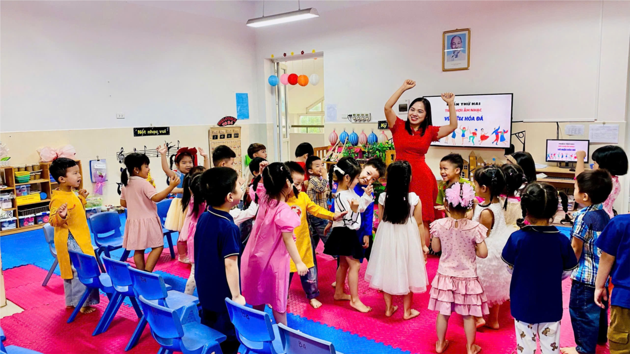 Các bé MGNB4 với tiết học âm nhạc: Dạy hát   Cháu yêu cô chú công nhân . TCAN  Vũ điệu hóa đá 