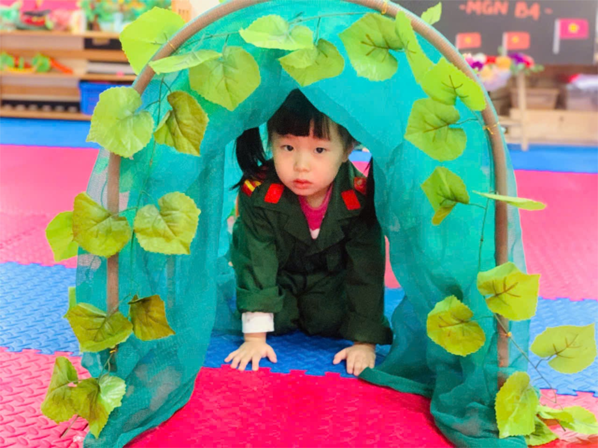 Các bé MGN B4 làm các chú bộ đội bò chui qua hầm