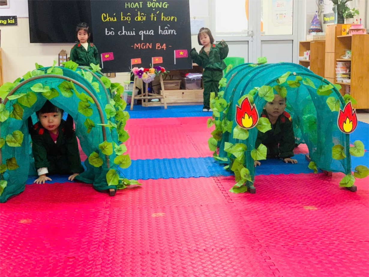 Các bé MGN B4 làm các chú bộ đội bò chui qua hầm