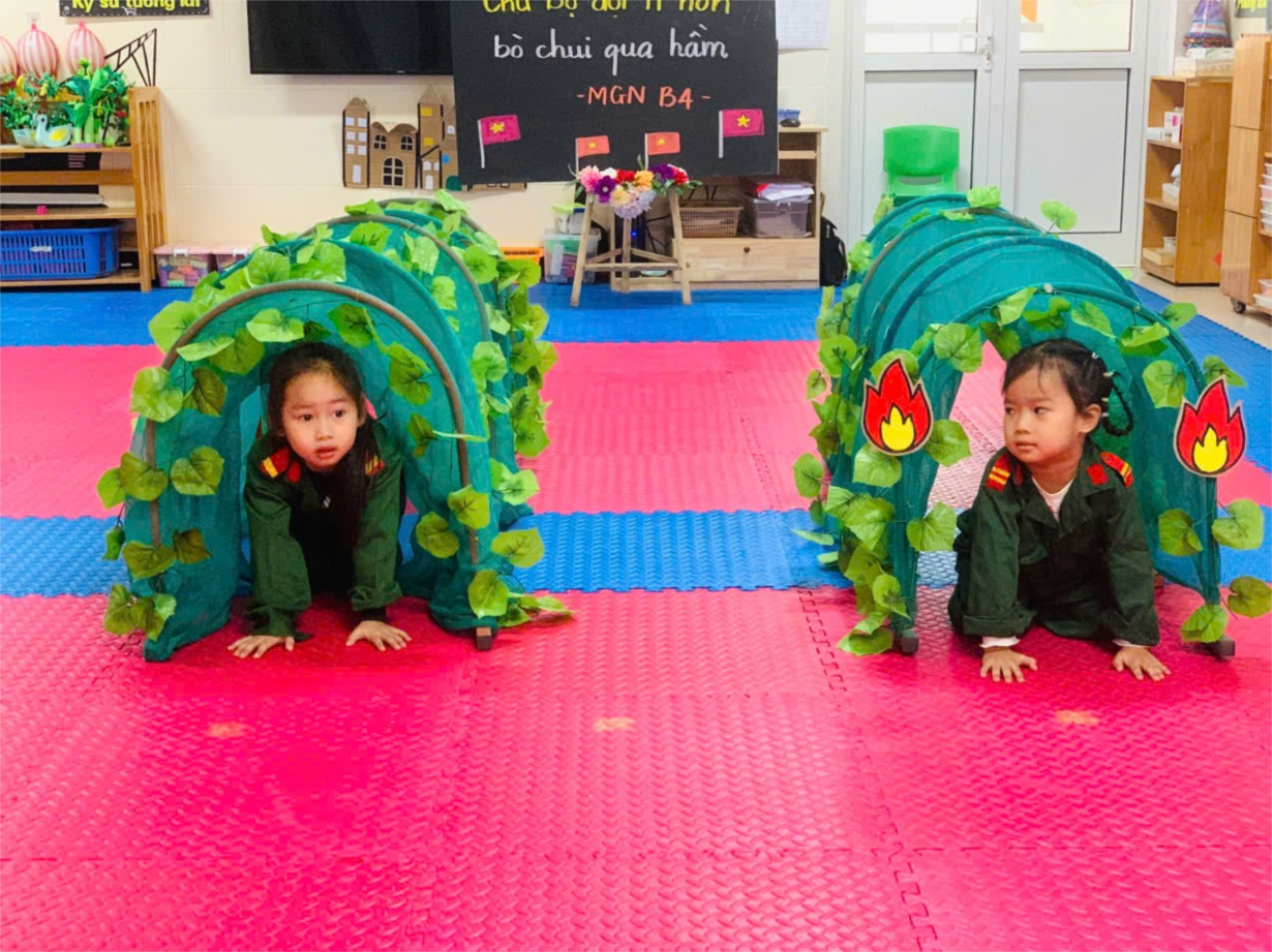 Các bé MGN B4 làm các chú bộ đội bò chui qua hầm