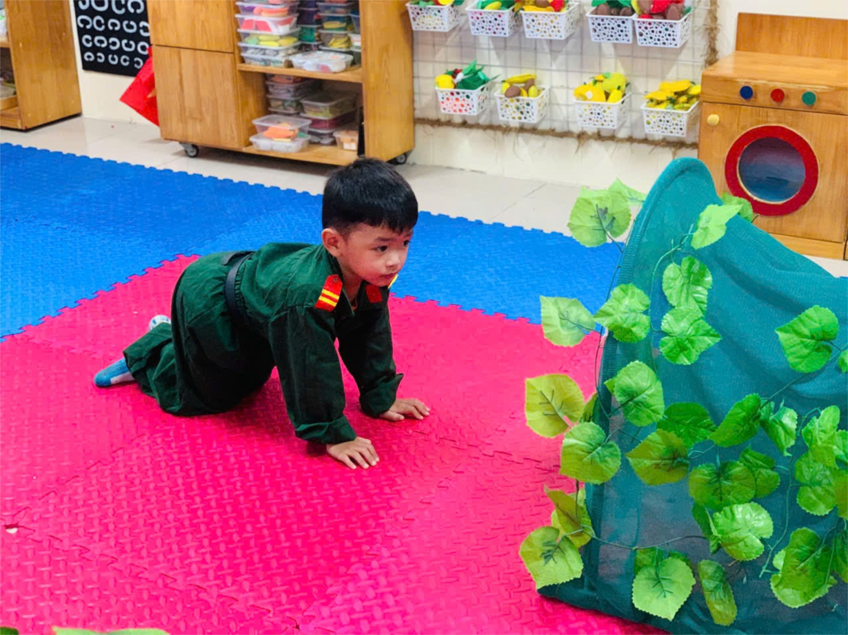 Các bé MGN B4 làm các chú bộ đội bò chui qua hầm