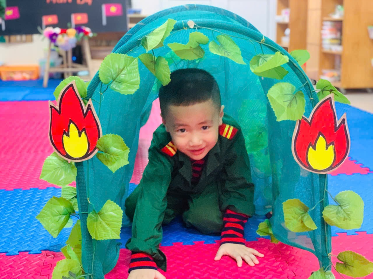 Các bé MGN B4 làm các chú bộ đội bò chui qua hầm