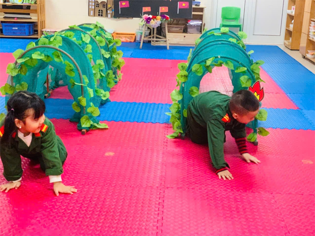 Các bé MGN B4 làm các chú bộ đội bò chui qua hầm